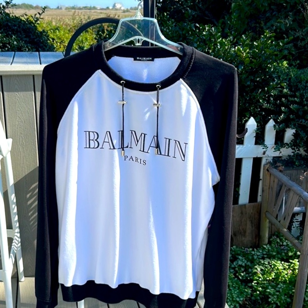 ๐ฆ Balmain Embossed Sweatshirt